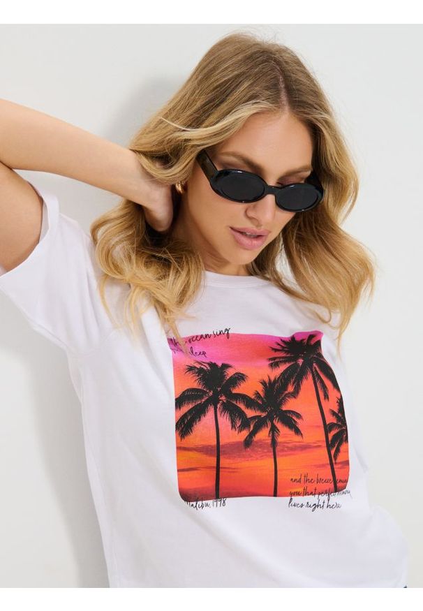 Sinsay - Bawełniana koszulka z nadrukiem wakacyjnym - biały. Kolor: biały. Materiał: bawełna. Wzór: nadruk. Styl: wakacyjny