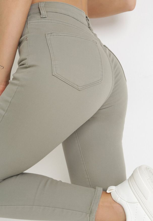 Born2be - Ciemnozielone Spodnie Skinny Kyllienne. Stan: podwyższony. Kolor: zielony. Długość: długie. Sezon: wiosna