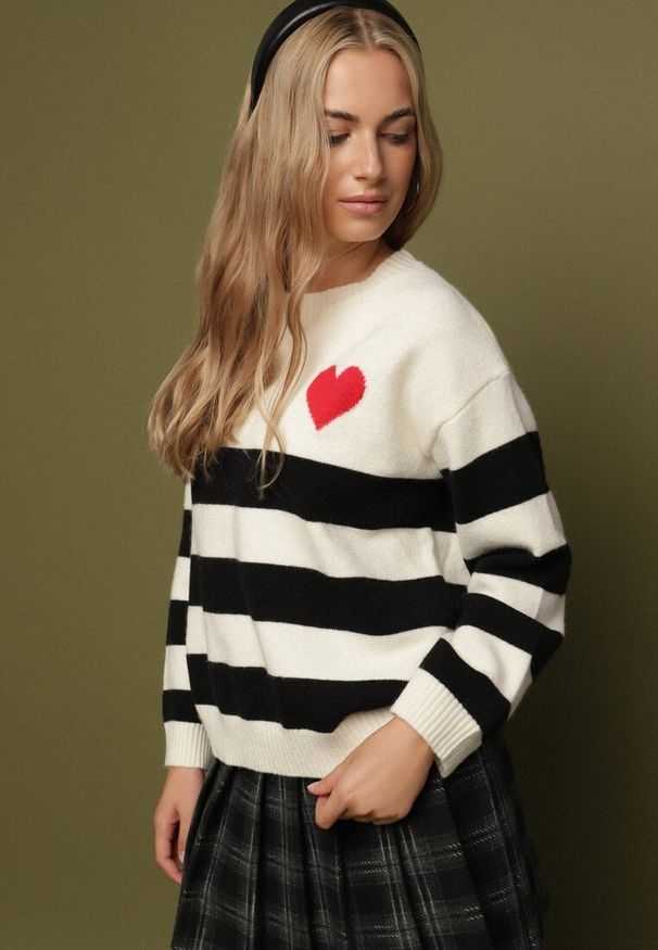 Born2be - Jasnobeżowy Sweter z Dodatkiem Kaszmiru o Prostym Kroju w Paski Venlire. Okazja: na co dzień. Kolor: beżowy. Materiał: kaszmir. Wzór: paski. Styl: klasyczny, casual