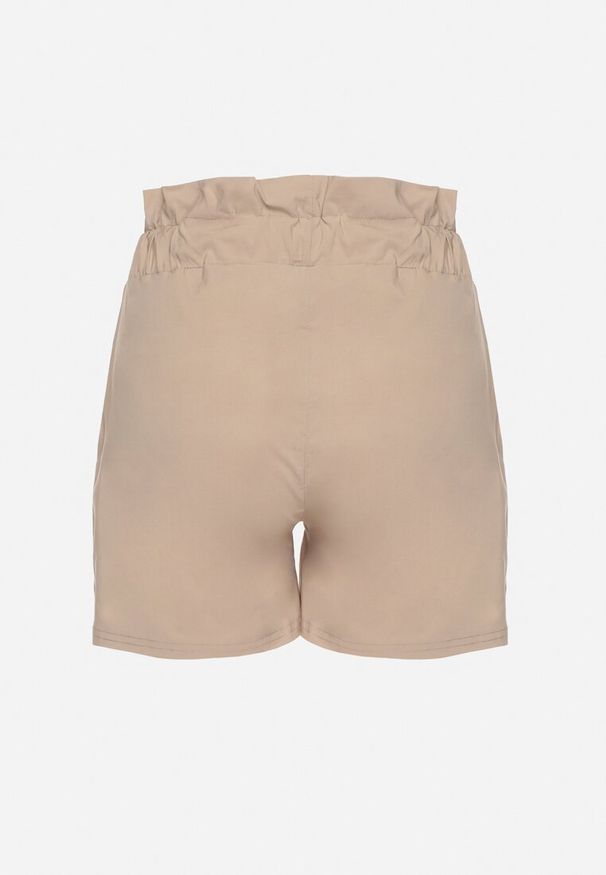Born2be - Beżowe Szorty z Bawełną z Wysokim Stanem Ozdobione Falbanką i Sznurkiem Acreria. Okazja: na co dzień, na spacer. Stan: podwyższony. Kolor: beżowy. Materiał: bawełna. Wzór: aplikacja. Sezon: lato. Styl: casual, elegancki