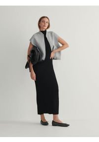 Reserved - Sukienka ze strukturalnej dzianiny - czarny. Kolor: czarny. Materiał: dzianina #1