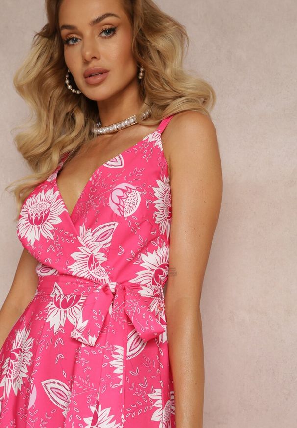 Renee - Fuksjowa Sukienka Maxi na Cienkich Ramiączkach i Rozkloszowanym Dołem z Falbanką Charlei. Kolor: różowy. Materiał: materiał. Długość rękawa: na ramiączkach. Wzór: aplikacja. Styl: wakacyjny. Długość: maxi