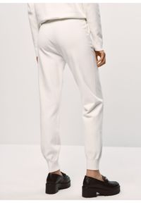 Ochnik - Kremowe spodnie dresowe damskie. Kolor: biały. Materiał: wiskoza