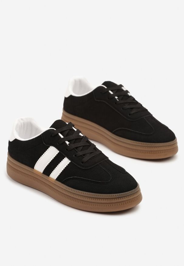 Renee - Czarne Sneakersy Tenisówki Ozdobione Paskami i Perforacją Jenadira. Okazja: na co dzień, na spotkanie biznesowe. Zapięcie: pasek. Kolor: czarny. Materiał: jeans. Wzór: aplikacja