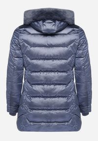 Born2be - Granatowa Kurtka z Pikowanymi Przeszyciami i Odpinanym Futerkiem przy Kapturze Vensie. Okazja: na co dzień. Kolekcja: plus size. Kolor: niebieski. Materiał: futro. Styl: elegancki, casual, klasyczny #7