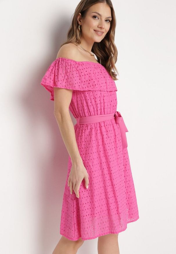 Born2be - Fuksjowa Sukienka Hiszpanka z Ozdobnym Haftem i Paskiem w Talii Perenna. Okazja: na co dzień. Typ kołnierza: dekolt hiszpanka. Kolor: różowy. Wzór: haft. Styl: wizytowy, casual, elegancki