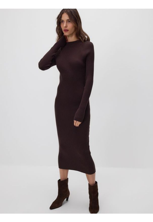 Reserved - Prążkowana sukienka z wiskozą - ciemnobrązowy. Kolor: brązowy. Materiał: wiskoza, prążkowany