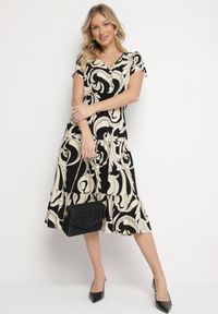 Born2be - Czarna Sukienka z Bawełny Ozdobiona Guzikami i Geometrycznym Wzorem Talissea. Okazja: na co dzień. Typ kołnierza: dekolt w kształcie V. Kolor: czarny. Materiał: bawełna. Wzór: geometria, aplikacja. Sezon: lato. Styl: casual #4