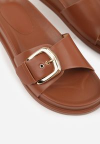 Renee - Brązowe Klapki na Platformie z Klamrą Molthoe. Okazja: na co dzień. Kolor: brązowy. Wzór: aplikacja. Obcas: na platformie. Styl: casual, elegancki #6