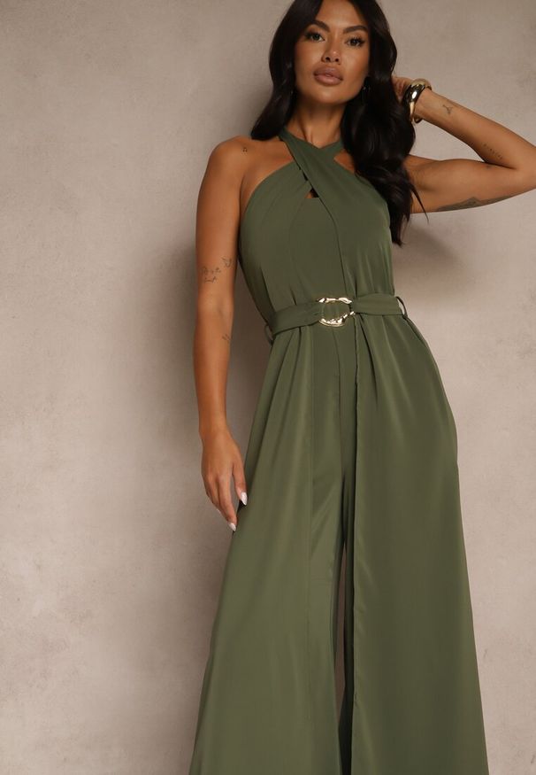 Renee - Zielony Kombinezon Koktajlowy Ozdobiony Paskiem z Metaliczną Klamrą Zermira. Okazja: na co dzień, na imprezę. Kolor: zielony. Wzór: aplikacja. Styl: wizytowy