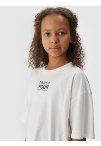 4f - T-shirt z napisem dziecięcy - złamana biel. Kolor: biały. Materiał: bawełna. Wzór: napisy #2