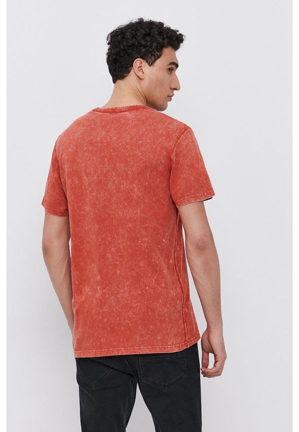 Guess - T-shirt bawełniany. Okazja: na co dzień. Kolor: pomarańczowy. Materiał: bawełna. Wzór: aplikacja. Styl: casual