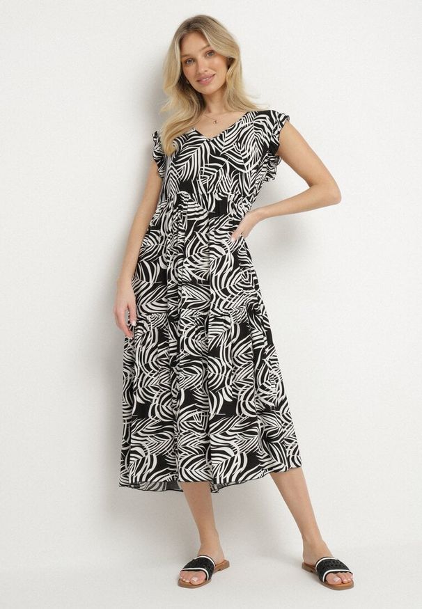 Born2be - Czarna Bawełniana Sukienka w Liście o Rozkloszowanym Kroju Divariel. Kolor: czarny. Materiał: bawełna. Długość rękawa: krótki rękaw. Typ sukienki: rozkloszowane