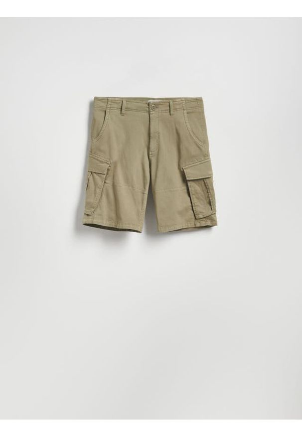 Reserved - Szorty cargo - zielony. Kolor: zielony. Materiał: bawełna, tkanina