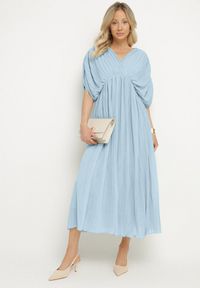 Born2be - Niebieska Sukienka Rozkloszowana z Wiązaniem na Szyi o Luźnym Kroju Napila. Okazja: na co dzień. Typ kołnierza: dekolt w kształcie V. Kolor: niebieski. Styl: casual, elegancki, klasyczny #3