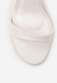 Born2be - Białe Sandały na Szpilce z Cienkim Paskiem Nealia. Okazja: na co dzień. Zapięcie: pasek. Kolor: biały. Materiał: jeans. Obcas: na szpilce. Styl: casual, klasyczny #9