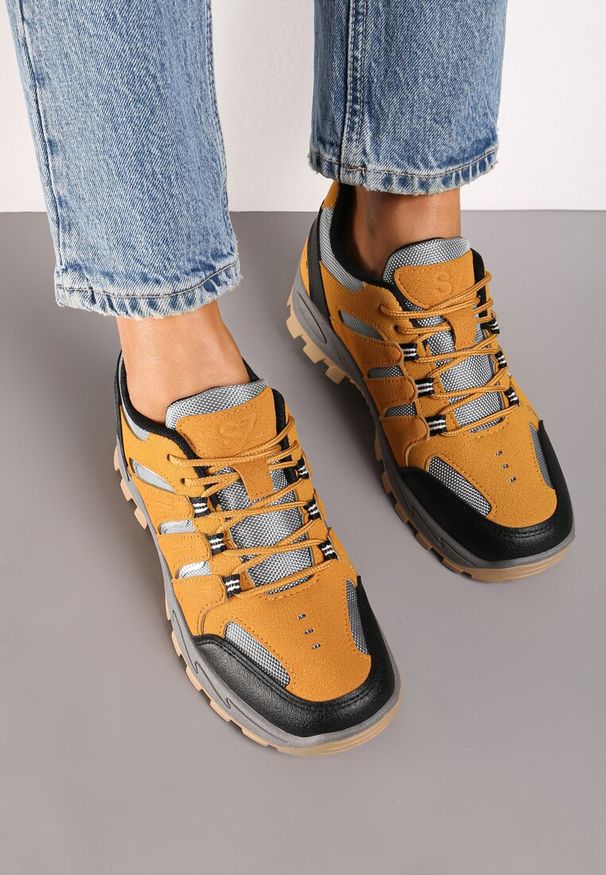 Born2be - Brązowe Sznurowane Buty Sportowe Sneakersy Trekkingowe z Paskami Cleirae. Okazja: na co dzień. Zapięcie: pasek. Kolor: brązowy. Materiał: jeans. Wzór: paski