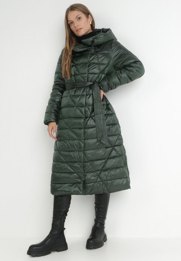 Born2be - Ciemnozielona Kurtka za Kolano z Wiązanym Paskiem i Kapturem Chlyrie. Kolor: zielony. Materiał: materiał. Długość: długie. Sezon: zima, jesień