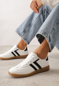 Renee - Białe Sneakersy Typu Klasyczne Tenisówki Kilice. Okazja: na co dzień, na randkę. Kolor: biały. Materiał: satyna, koronka #1