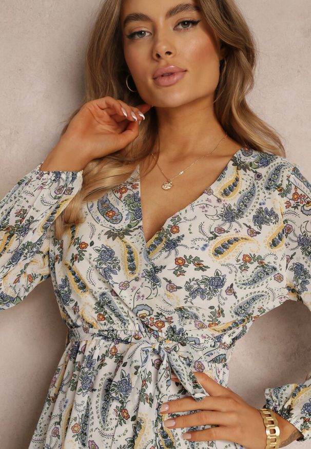 Renee - Beżowo-Niebieska Sukienka Mini z Kopertowym Dekoltem i Gumką w Talii Minih. Kolor: beżowy. Materiał: materiał. Typ sukienki: kopertowe. Długość: mini