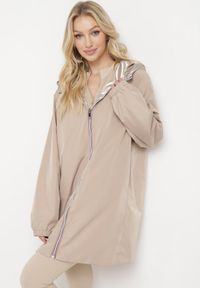 Born2be - Beżowa Przejściowa Kurtka Dwustronna z Kapturem i Metalicznym Połyskiem Tashta. Typ kołnierza: kaptur. Kolekcja: plus size. Kolor: beżowy #7