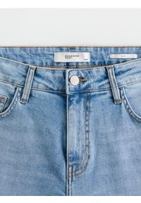 Reserved - Jeansy slim z efektem sprania - niebieski. Kolor: niebieski