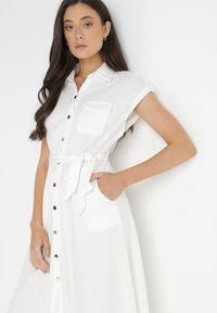 Born2be - Biała Sukienka Koszulowa Phinitrite. Okazja: na co dzień. Kolor: biały. Wzór: aplikacja. Typ sukienki: koszulowe. Materiał: materiał. Długość rękawa: krótki rękaw. Sezon: lato. Styl: casual. Długość: midi #4