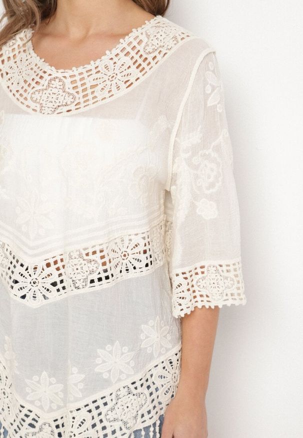 Born2be - Jasnobeżowa Bawełniana Bluzka Oversize w Stylu Boho z Haftem i Koroną Maivienne. Okazja: na co dzień. Typ kołnierza: dekolt w serek. Kolor: beżowy. Długość: krótkie. Wzór: haft. Materiał: bawełna. Długość rękawa: krótki rękaw. Sezon: lato, wiosna. Styl: boho