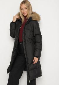 Born2be - Czarna Pikowana Kurtka z Kapturem z Futrem i Ozdobnymi Taśmami Lendria. Okazja: na spacer. Typ kołnierza: kaptur. Kolor: czarny. Materiał: futro #5