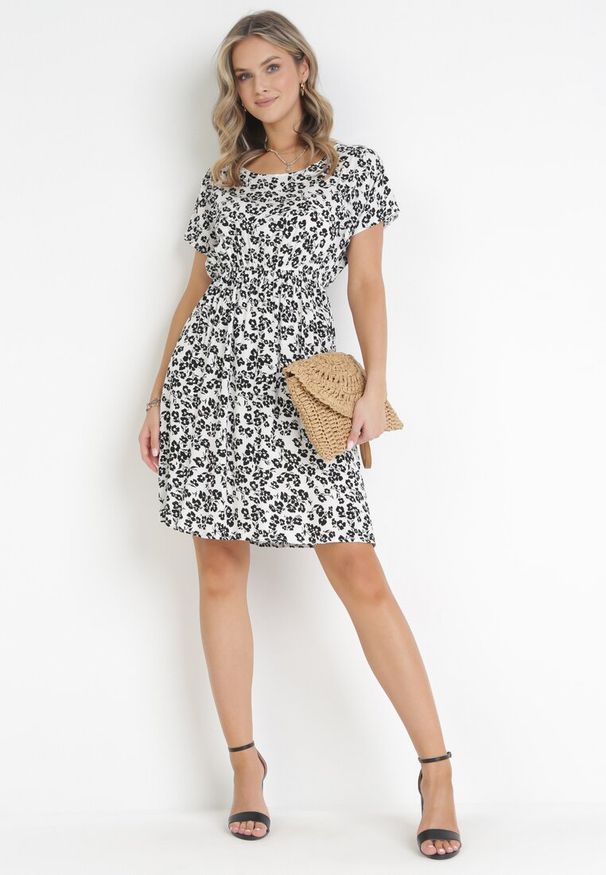 Born2be - Biała Sukienka z Wiskozy w Kwiaty i Gumką w Pasie Alixeme. Kolor: biały. Materiał: wiskoza. Wzór: kwiaty. Sezon: lato