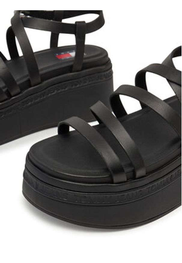 Tommy Jeans Sandały Tjw Wedgy Strappy Sandal EN0EN02756 Czarny. Kolor: czarny. Materiał: skóra