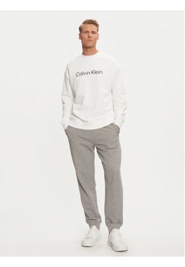 Calvin Klein Bluza Hero Logo K10K112956 Biały Comfort Fit. Kolor: biały. Materiał: bawełna