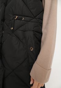 Born2be - Czarna Pikowana Kamizelka o Długim Kroju ze Stójką i Kieszeniami Avatheia. Okazja: na co dzień. Typ kołnierza: kołnierzyk stójkowy. Kolor: czarny. Materiał: jeans. Długość: długie. Wzór: aplikacja. Styl: klasyczny, casual, elegancki #6