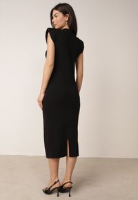 Born2be - Czarna Sukienka z Wiskozą Usztywnioną Linią Ramion i Cyrkoniową Broszką Iolope. Okazja: na komunię. Kolor: czarny. Materiał: wiskoza. Styl: elegancki #2