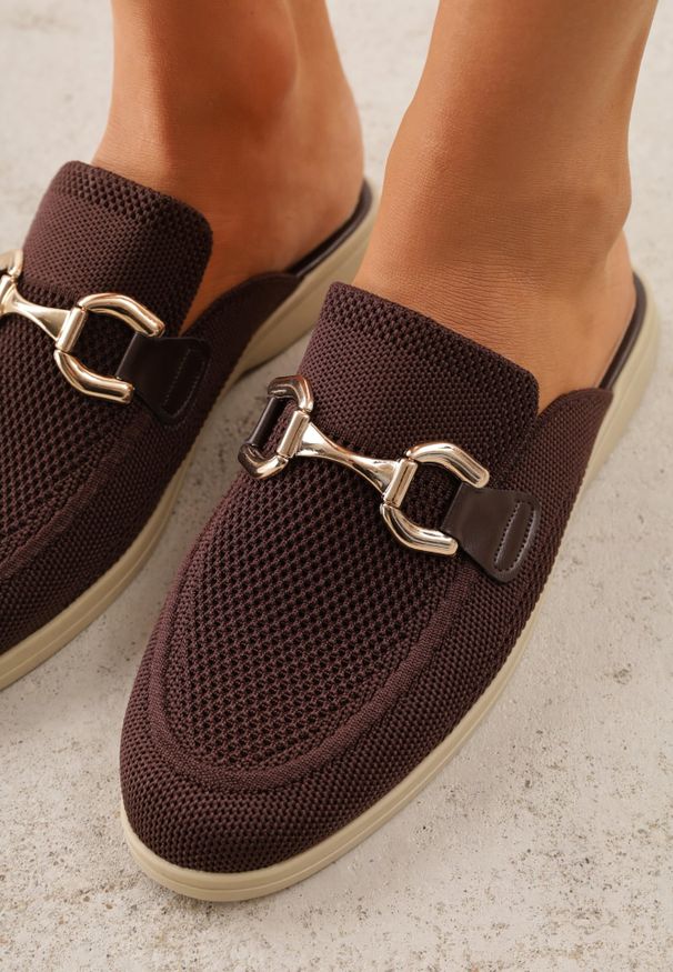 Renee - Brązowe Klapki Mule Ozdobione Klamrą Peromela. Okazja: na co dzień. Kolor: brązowy. Materiał: dzianina. Wzór: aplikacja. Styl: elegancki, casual