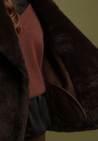 Born2be - Brązowa Kurtka Futerko o Dwurzędowym Kroju Oversize Nalizana. Okazja: na co dzień. Kolor: brązowy. Materiał: futro. Długość rękawa: długi rękaw. Długość: długie. Styl: casual, elegancki #6