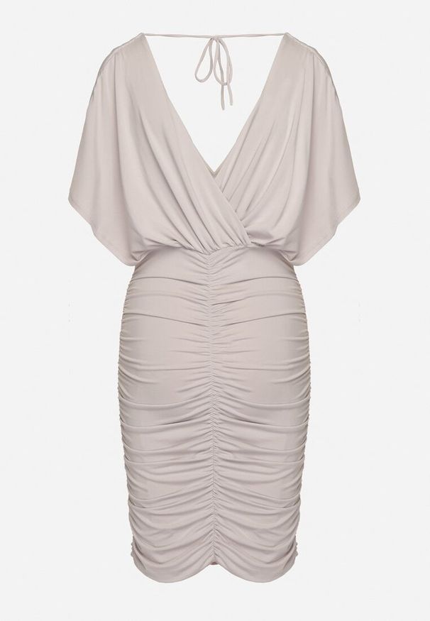 Born2be - Jasnoszara Sukienka z Kopertowym Dekoltem i Marszczeniami z Wiązaniem na Plecach Edalina. Typ kołnierza: dekolt kopertowy. Kolor: szary. Typ sukienki: kopertowe
