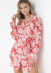 Born2be - Czerwona Koszulowa Sukienka Mini z Materiałowym Paskiem i Szerokimi Mankietami Fidonisa. Kolor: czerwony. Materiał: materiał. Długość rękawa: długi rękaw. Wzór: kwiaty, nadruk. Typ sukienki: koszulowe. Długość: mini #1