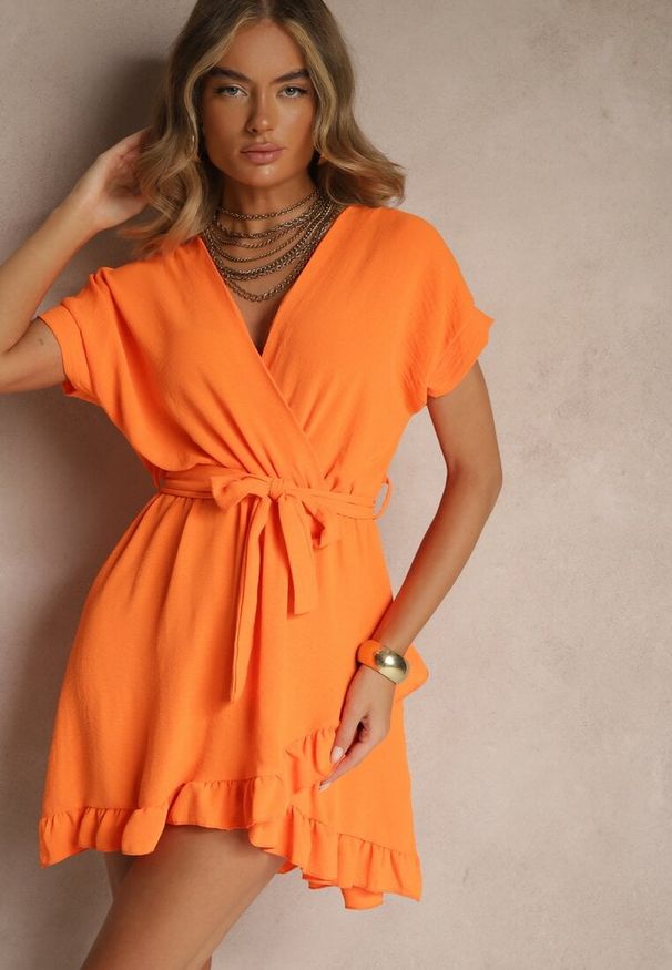 Renee - Pomarańczowa Sukienka o Rozkloszowanym Kroju z Paskiem i Falbanami Addea. Kolor: pomarańczowy. Typ sukienki: rozkloszowane. Styl: elegancki