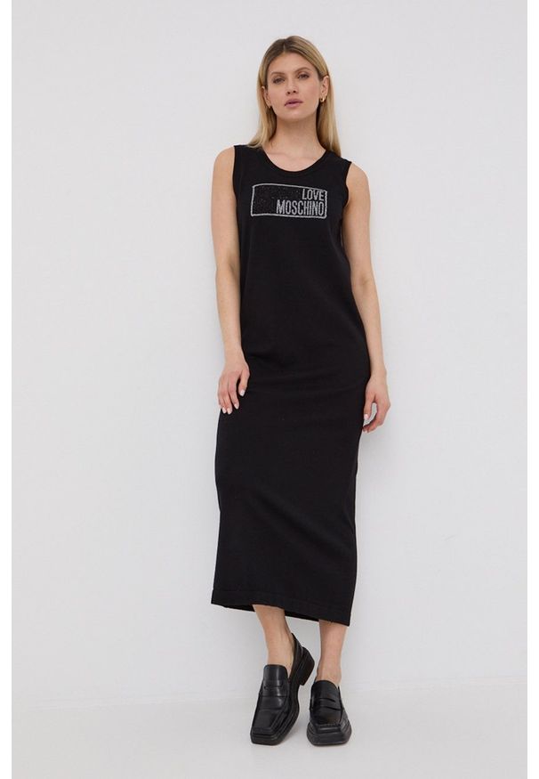 Love Moschino sukienka bawełniana kolor czarny maxi prosta. Okazja: na co dzień. Kolor: czarny. Materiał: bawełna. Wzór: aplikacja. Typ sukienki: proste. Styl: casual. Długość: maxi