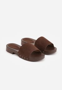 Born2be - Brązowe Klapki Ozdobione Nitami Thronisei. Okazja: na co dzień. Kolor: brązowy. Materiał: jeans. Wzór: aplikacja. Styl: casual, klasyczny #4