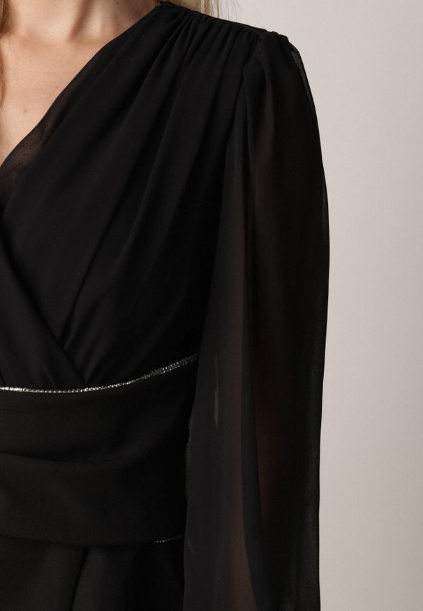 Born2be - Czarna Bluzka Kopertowa VICES z Dekoltem V Bufiastymi Rękawkami i Zaakcentowanymi Ramionami Tine. Okazja: na co dzień, na komunię. Typ kołnierza: dekolt w kształcie V. Kolor: czarny. Materiał: jeans. Długość rękawa: krótki rękaw. Styl: casual, elegancki