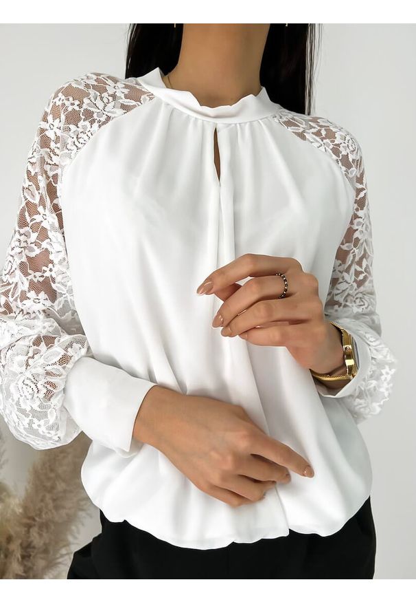 ModnaKiecka.pl - Kremowa Bluzka z Koronkowym Rękawem 9408-187. Okazja: do pracy, na co dzień. Kolor: biały. Materiał: poliester. Długość rękawa: krótki rękaw. Styl: elegancki, casual