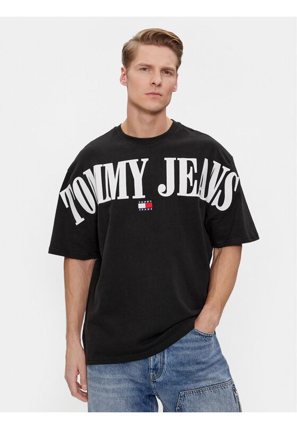 Tommy Jeans T-Shirt Tjm Ovz Badge Tj Tee DM0DM18565 Czarny Regular Fit. Kolor: czarny. Materiał: bawełna
