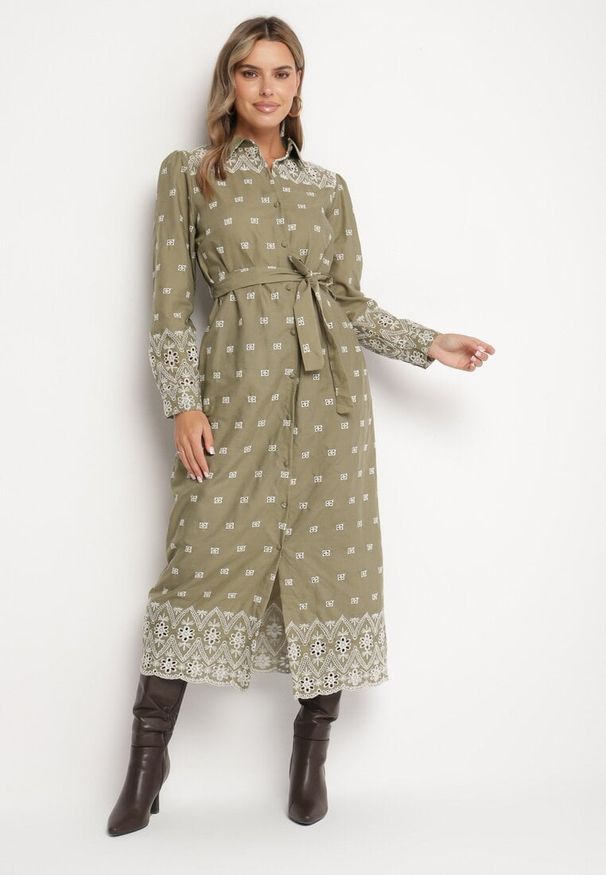 Born2be - Zielona Sukienka o Koszulowym Kroju z Wiązanym Paskiem Ozdobiona Haftem Valentirae. Okazja: na co dzień. Kolor: zielony. Materiał: bawełna. Wzór: aplikacja, haft. Typ sukienki: koszulowe. Styl: casual, klasyczny