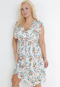 Born2be - Biała Rozkloszowana Sukienka z Falbankami w Kwiaty Rhana. Typ kołnierza: kołnierz z falbankami. Kolekcja: plus size. Kolor: biały. Wzór: kwiaty. Typ sukienki: dla puszystych #1