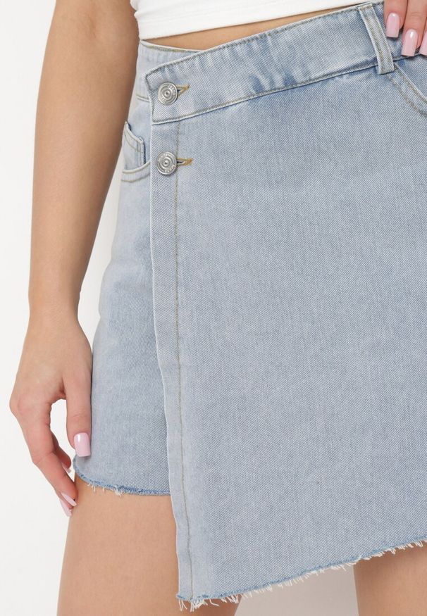 Born2be - Niebieskie Jeansowe Szorty Imitujące Spódniczkę Mini z Asymetryczną Zakładką Moonfia. Kolor: niebieski. Materiał: jeans. Sezon: lato, wiosna. Styl: klasyczny