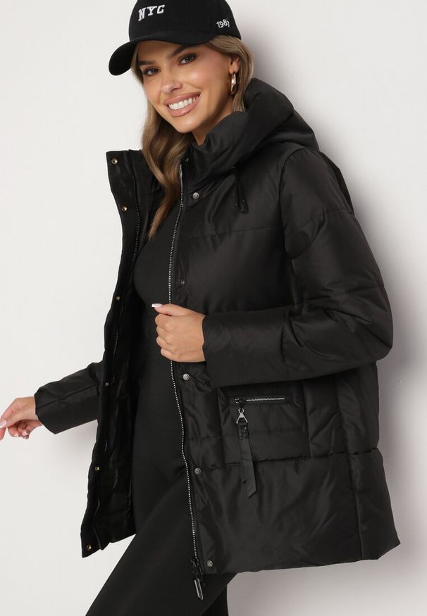 Born2be - Czarna Pikowana Kurtka z Kapturem Wysokim Kołnierzem i Kieszeniami Zeririna. Okazja: na co dzień, na spacer. Typ kołnierza: kaptur. Kolekcja: plus size. Kolor: czarny. Materiał: jeans. Styl: elegancki, casual
