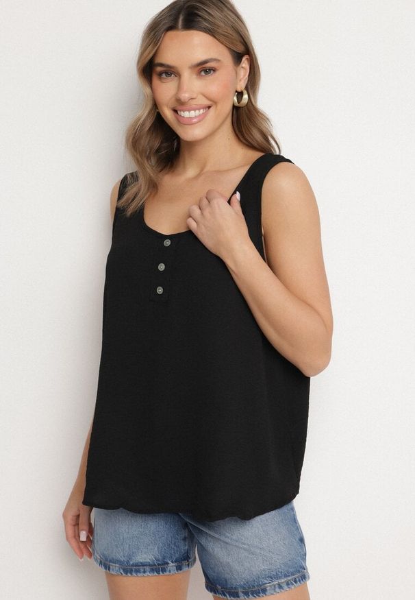 Born2be - Czarny Top na Szerokich Ramiączkach Zdobiony Guzikami Jenadorea. Okazja: na co dzień. Kolor: czarny. Materiał: jeans. Długość rękawa: na ramiączkach. Wzór: aplikacja. Sezon: lato. Styl: casual