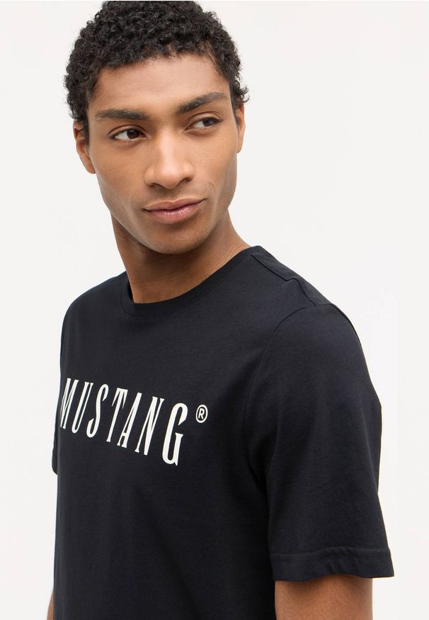 Mustang - Męski T-Shirt Koszulka MUSTANG Style Austin Black 1014695 4142. Okazja: na co dzień. Kolekcja: plus size. Materiał: bawełna, jeans. Wzór: aplikacja. Styl: elegancki, casual, klasyczny